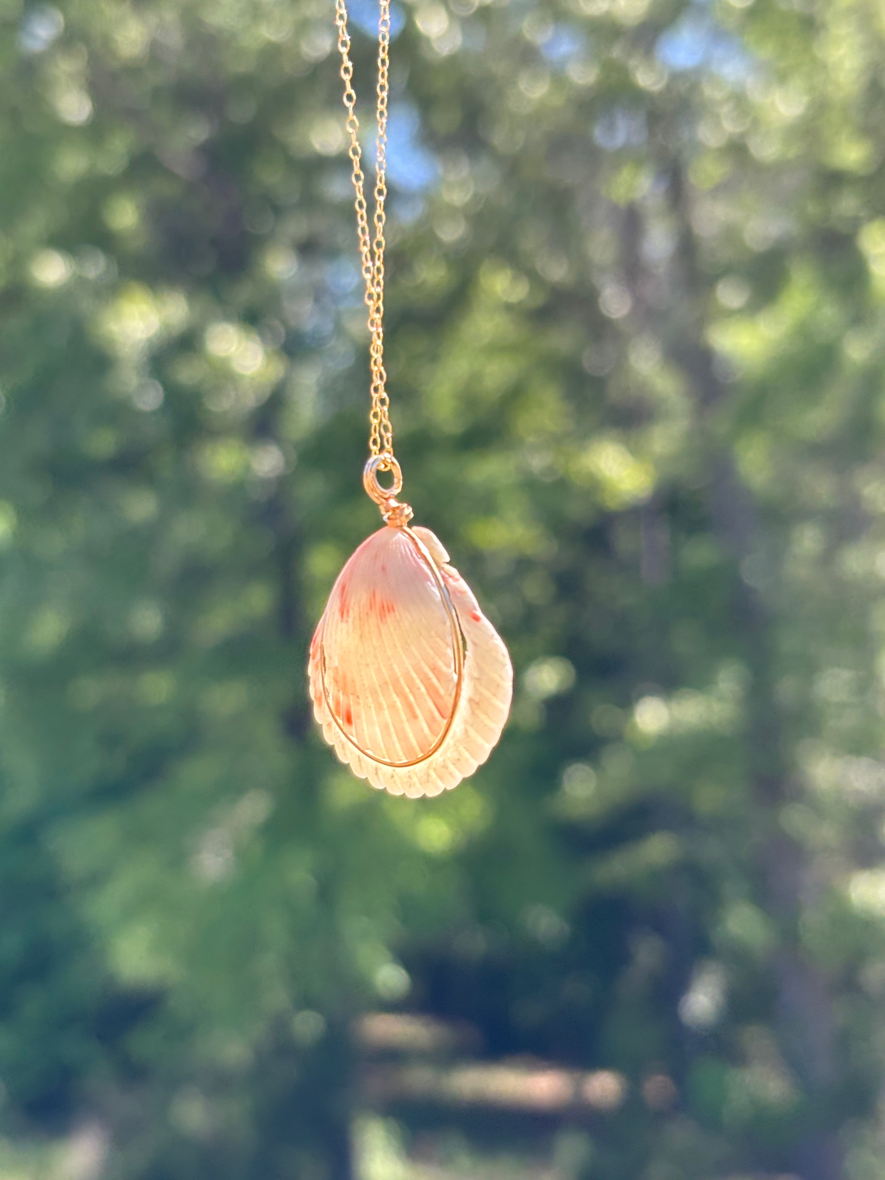 Pink seashell gold necklace