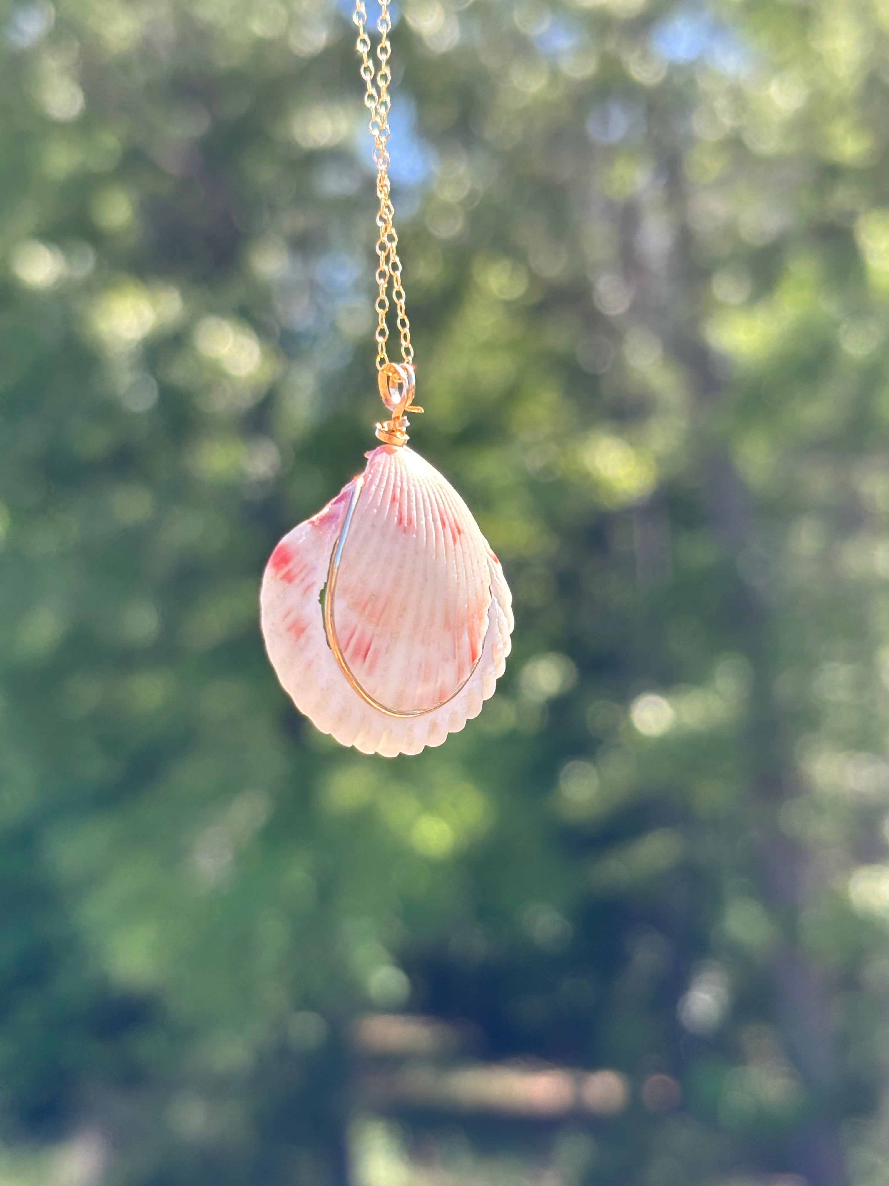 Pink seashell gold necklace